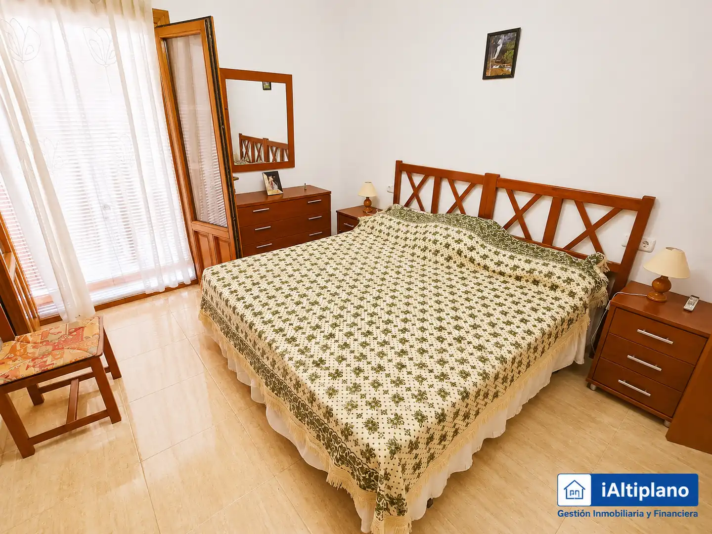Schlafzimmer von Wohnung zum Verkauf in Baza mit Heizung, Möbliert und Ofen