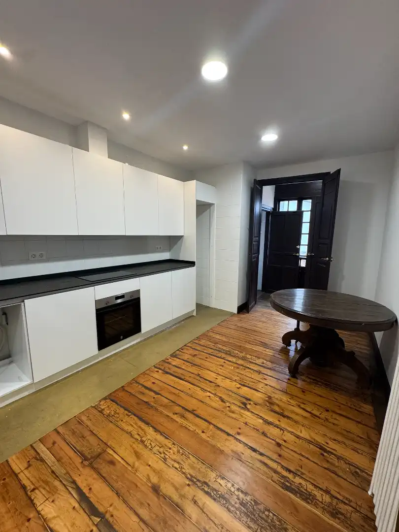 Küche von Wohnung zur Miete in Oviedo  mit Ofen und Balkon