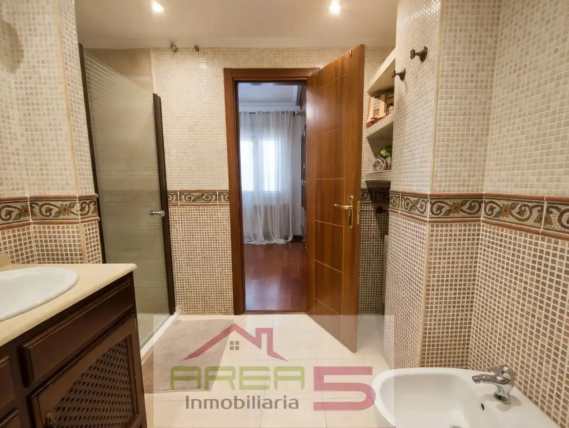 Bany de Casa adosada de lloguer en Mérida amb Aire condicionat, Calefacció i Parquet