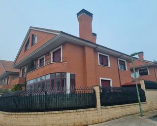 Vista exterior de Casa o xalet en venda en Burgos Capital amb Terrassa