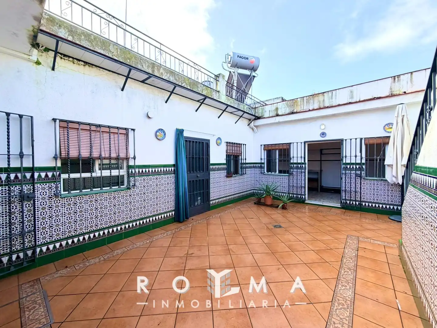Vista exterior de Casa adosada en venda en Dos Hermanas amb Aire condicionat i Calefacció