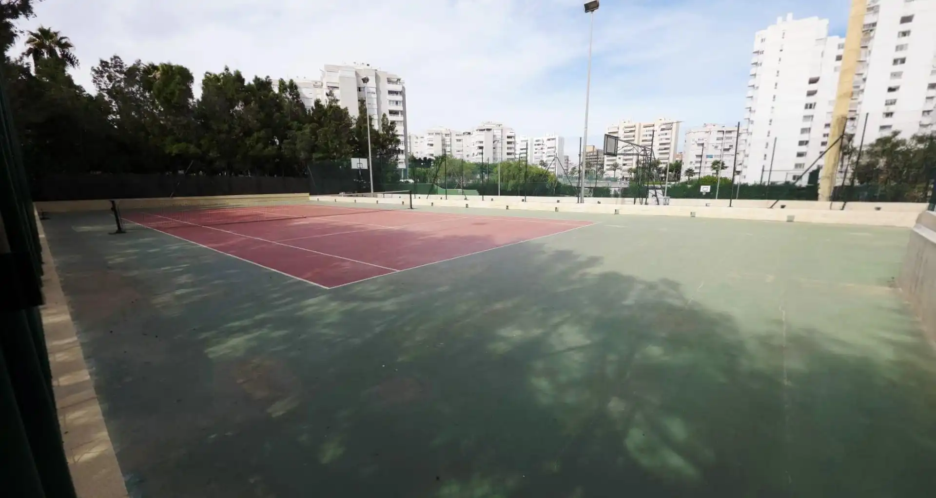Vista exterior de Pis en venda en Alicante / Alacant amb Jardí privat, Terrassa i Moblat