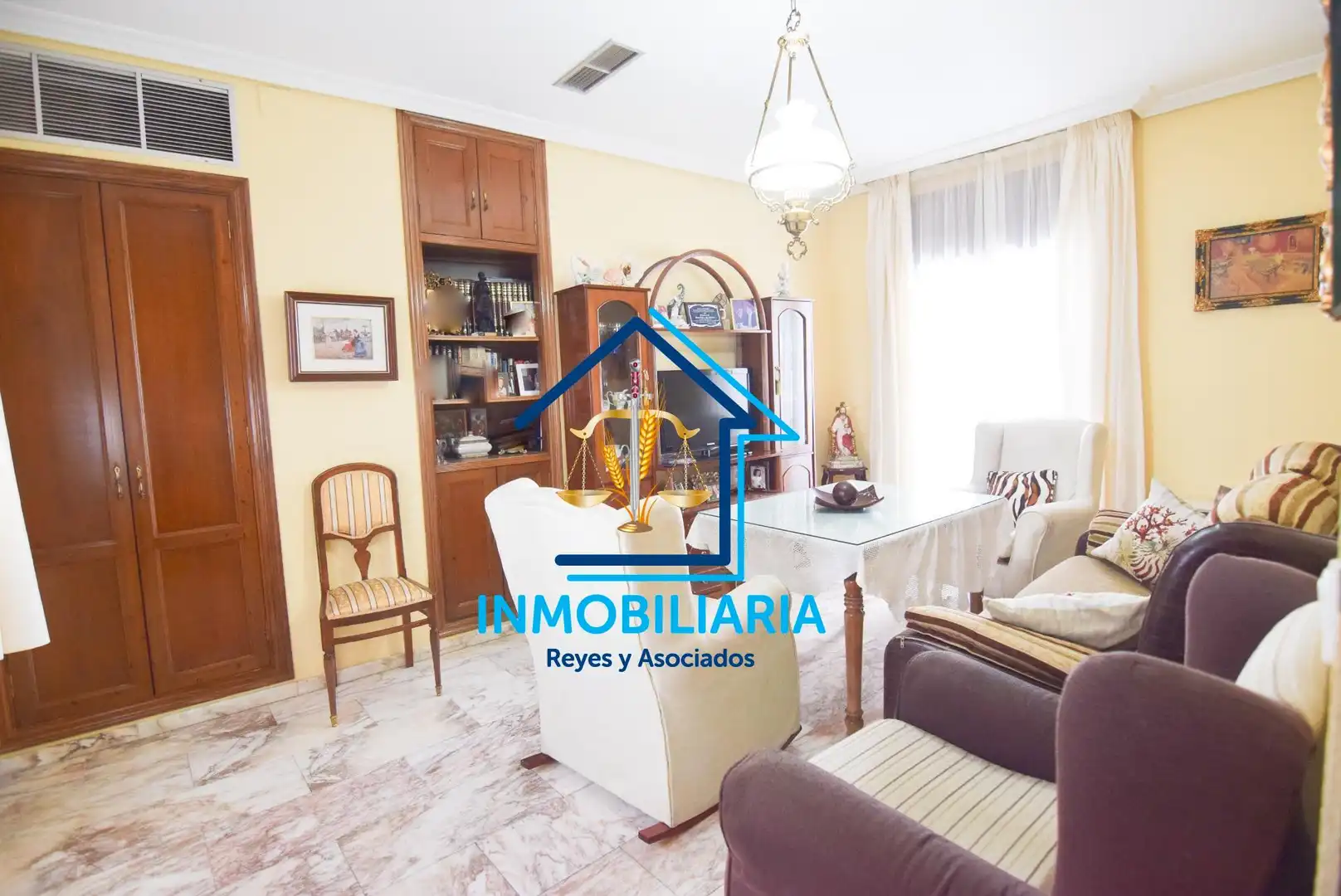 Sala d'estar de Casa o xalet en venda en Córdoba amb Aire condicionat