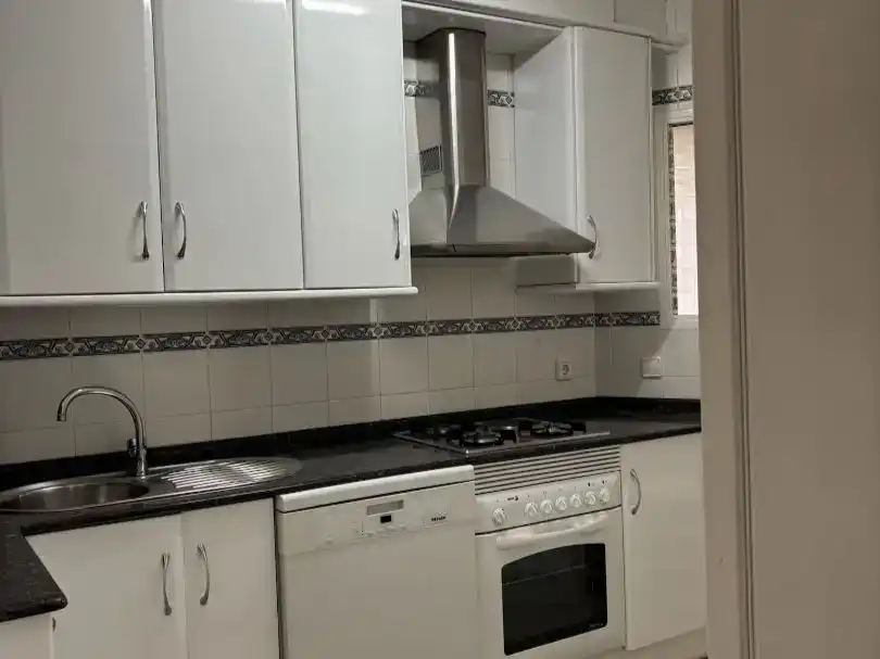 Cuina de Pis de lloguer en Orihuela amb Aire condicionat, Jardí privat i Moblat