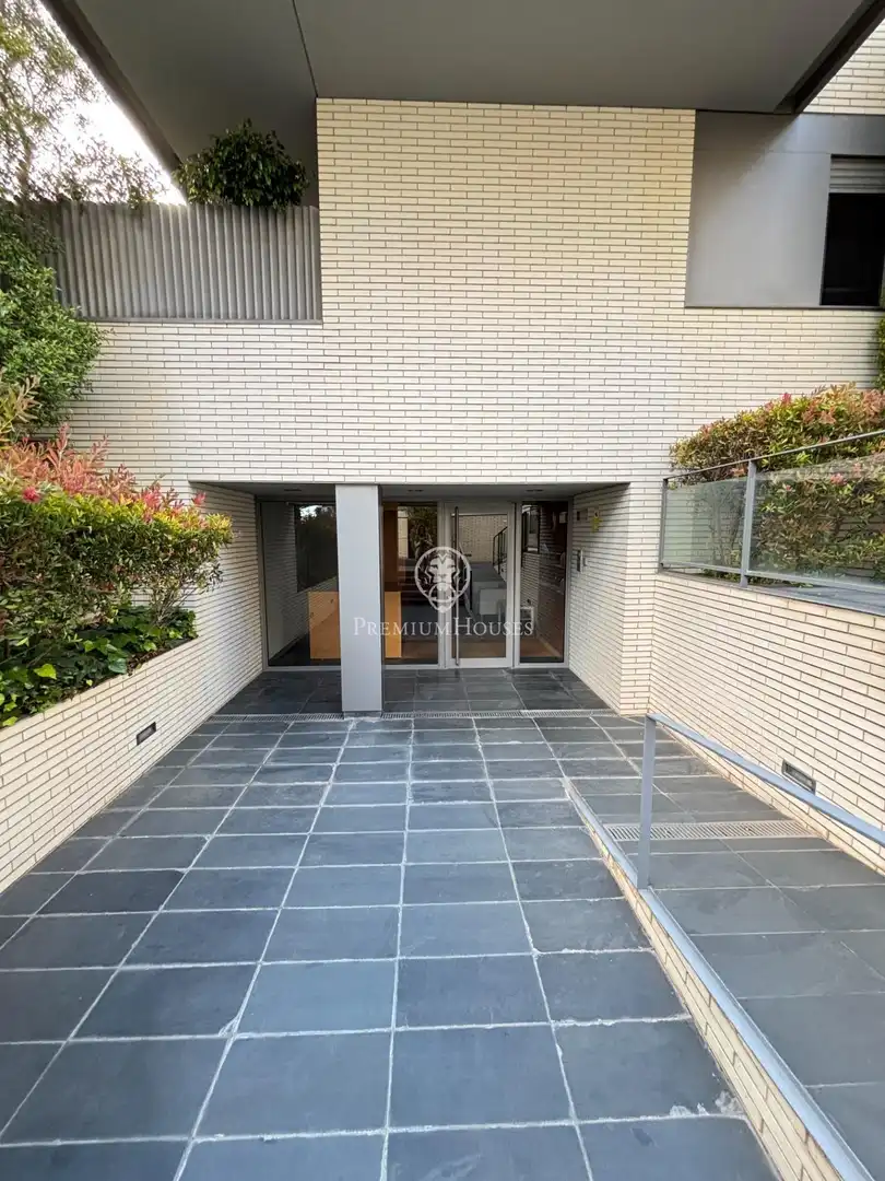Wohnung zum Verkauf in Barcelona mit Heizung, Privatgarten und Terrasse