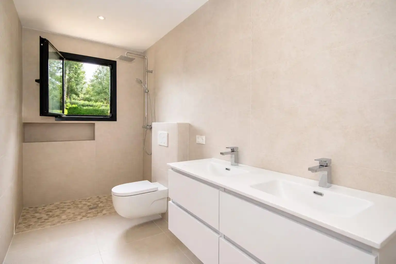 Baño de Finca rústica en venta en Muro con Aire acondicionado, Calefacción y Jardín privado