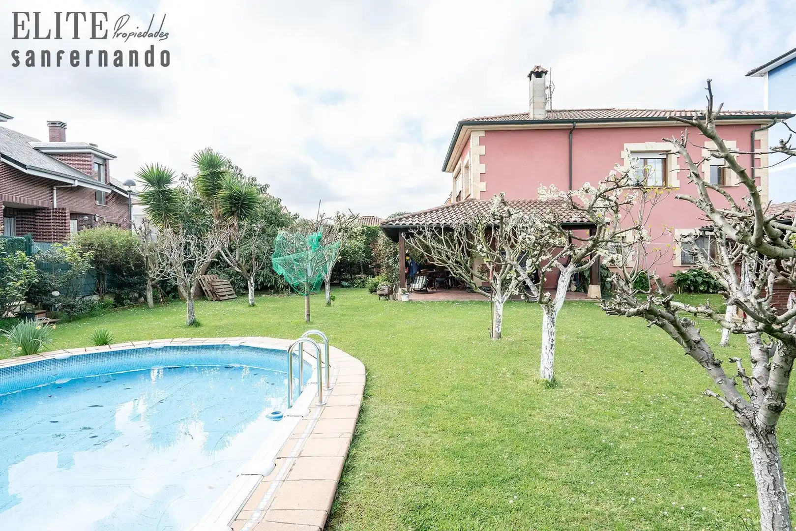 Piscina de Casa o xalet en venda en Torrelavega  amb Calefacció, Jardí privat i Parquet