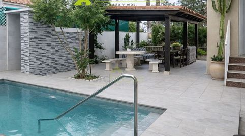 1414. Chalet con piscina y apartamento en Residencial Los Jopos