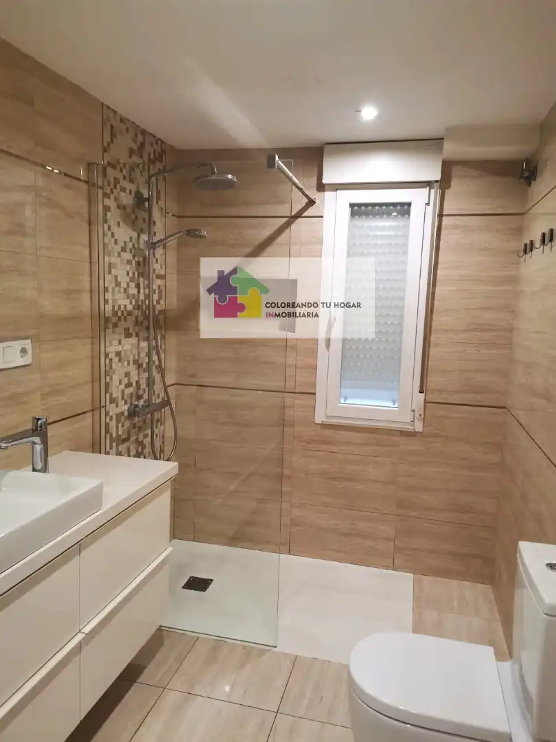 Bany de Pis de lloguer en León Capital  amb Calefacció, Parquet i Terrassa