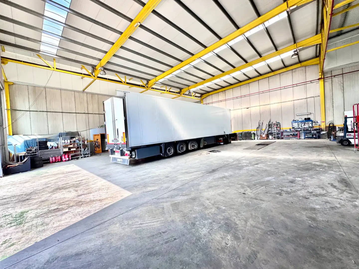 Parkplatz von Fabrikhallen zum Verkauf in El Ejido mit Alarm