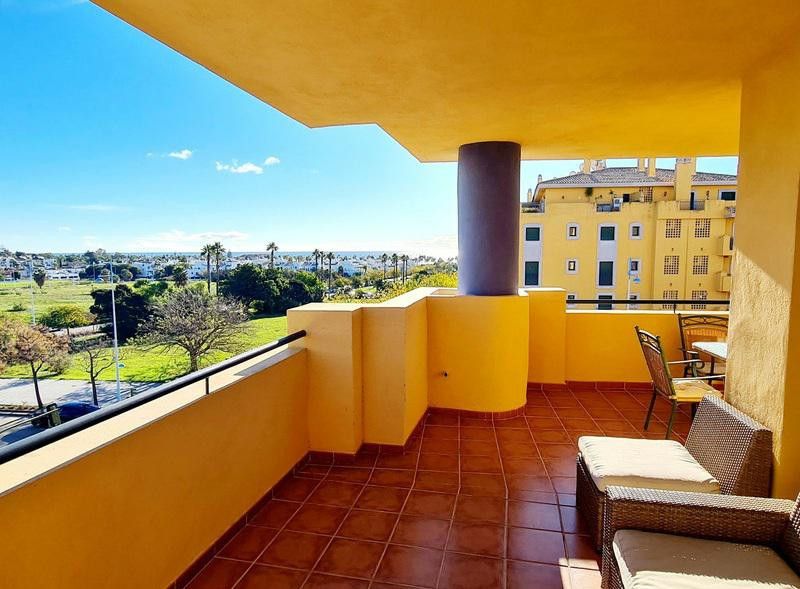 Vista exterior de Apartament en venda en Marbella amb Aire condicionat, Terrassa i Piscina