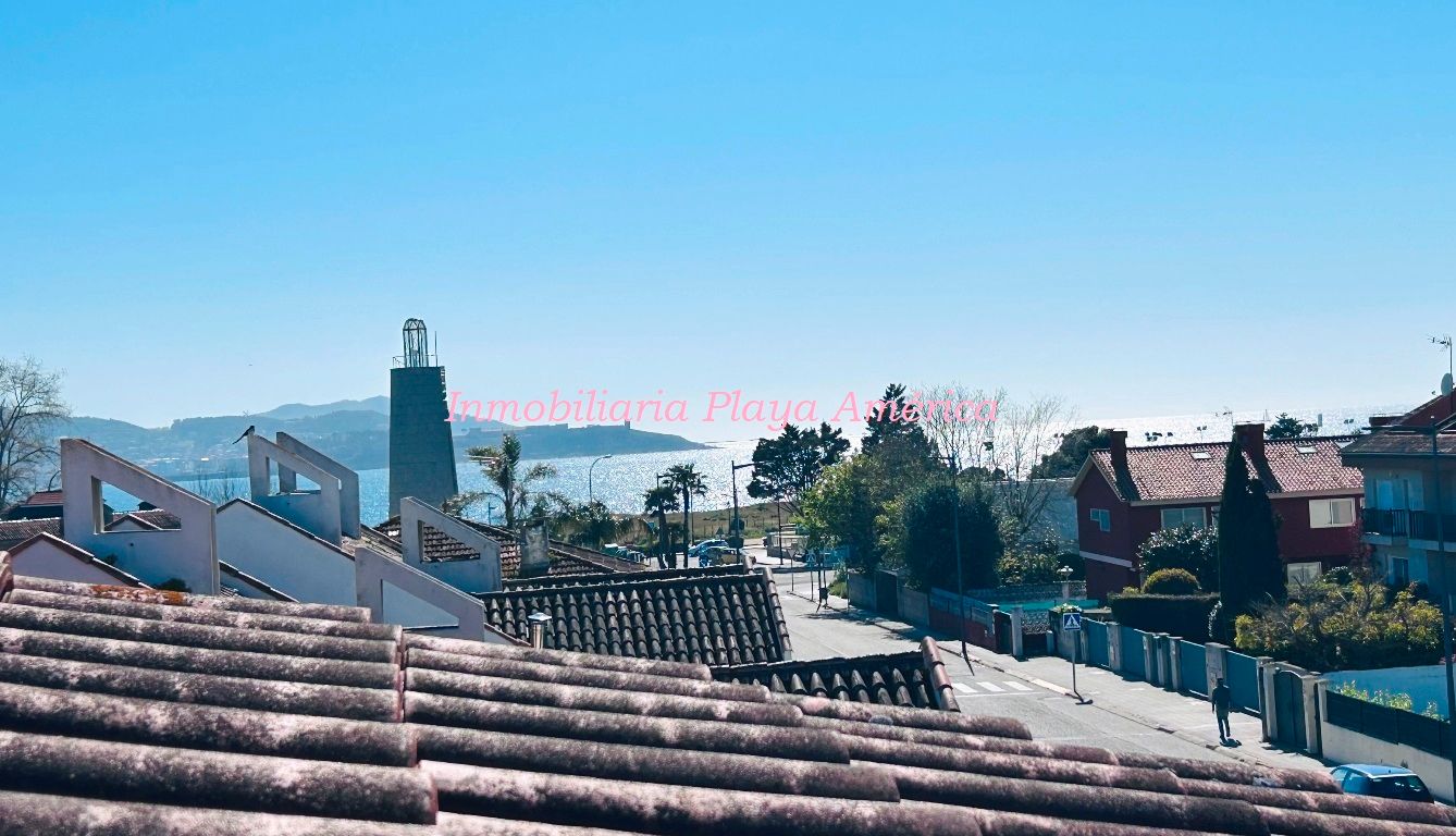 Vista exterior de Casa adosada en venda en Nigrán amb Calefacció, Terrassa i Traster