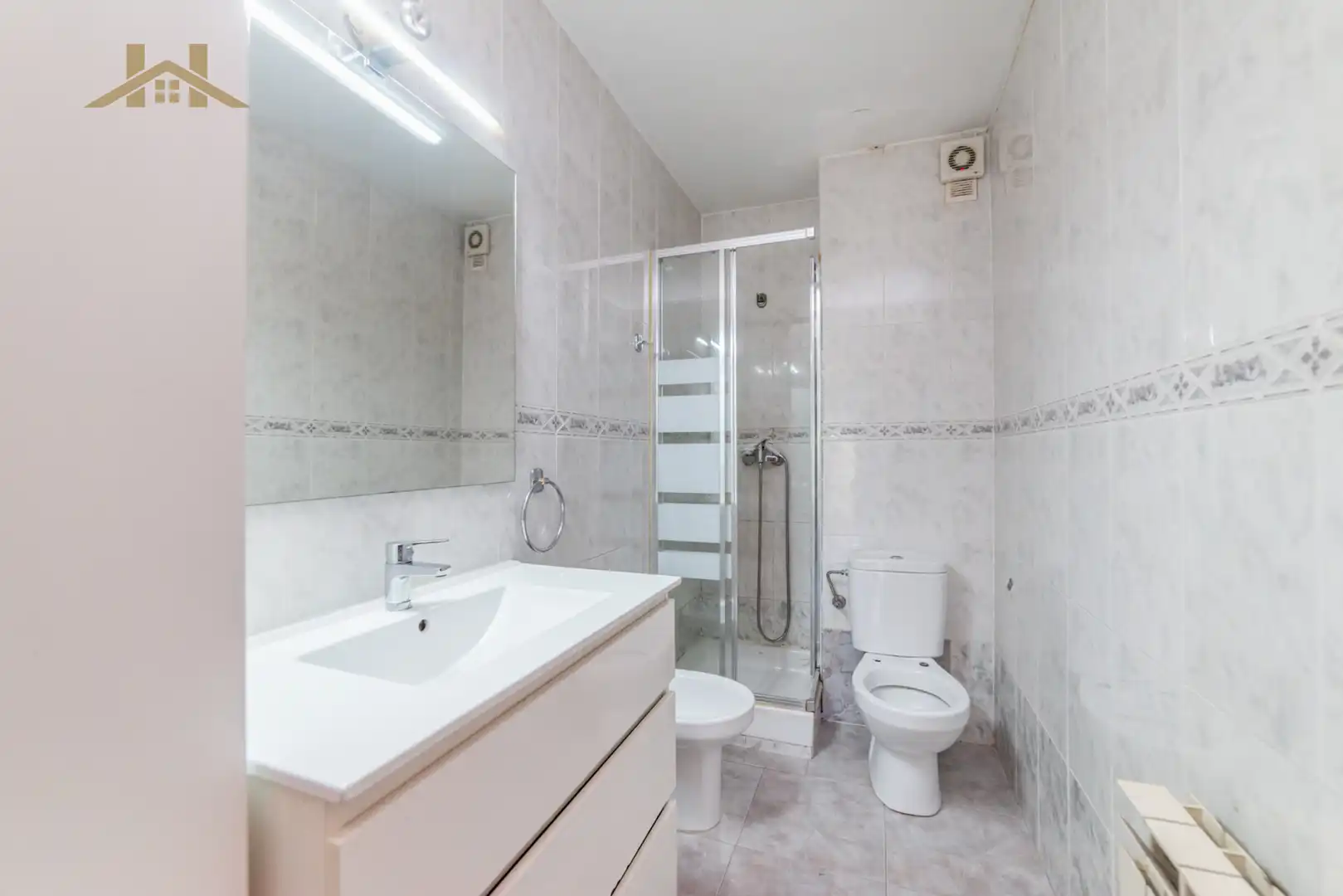 Bathroom of Flat for sale in Leganés  with Heating, Parquet flooring and Terrace
