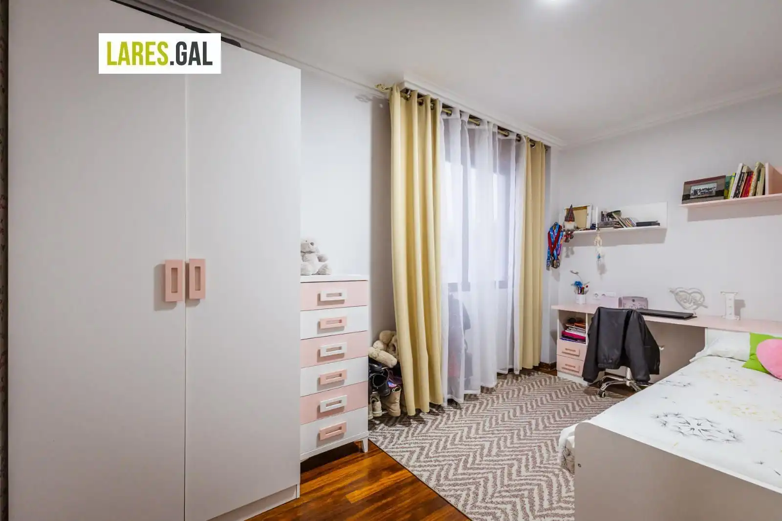 Habitación de Piso en venta en Cangas  con Calefacción, Parquet y Terraza