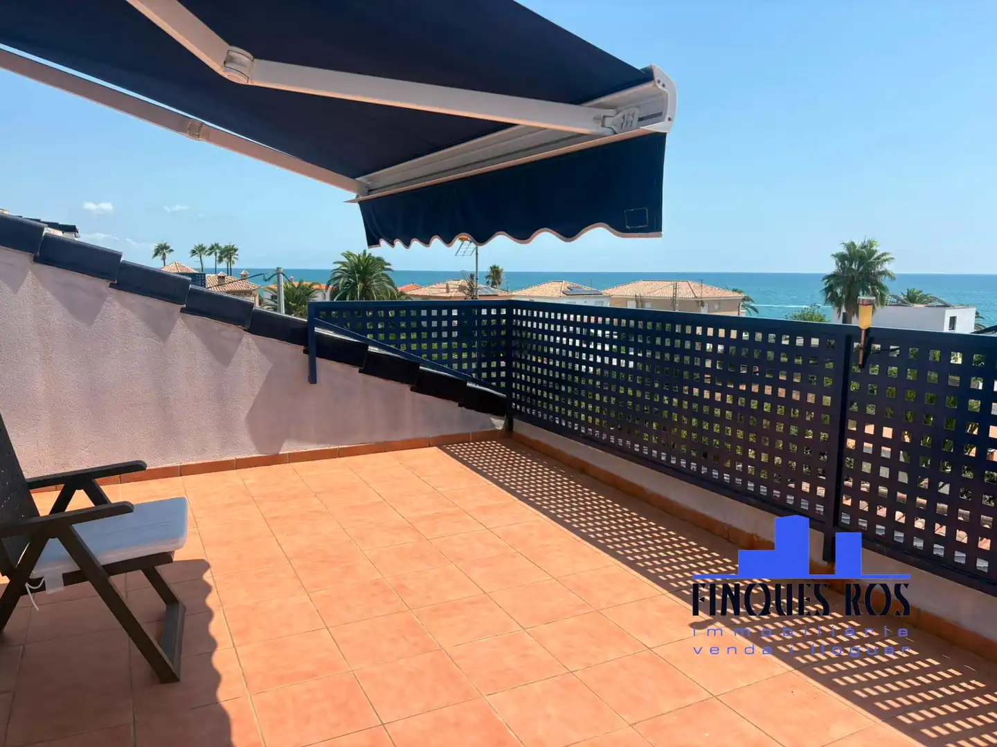 Terrasse von Einfamilien-Reihenhaus zum Verkauf in Vinaròs mit Klimaanlage, Terrasse und Schwimmbad