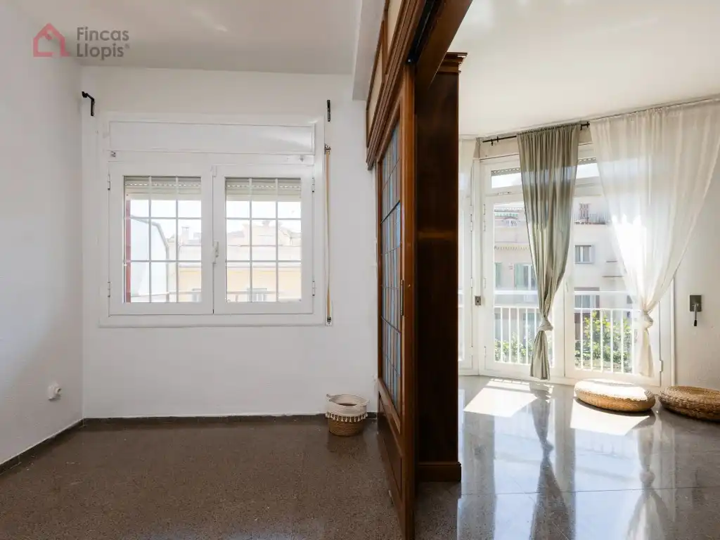 Piso en venta en Barcelona con Balcón
