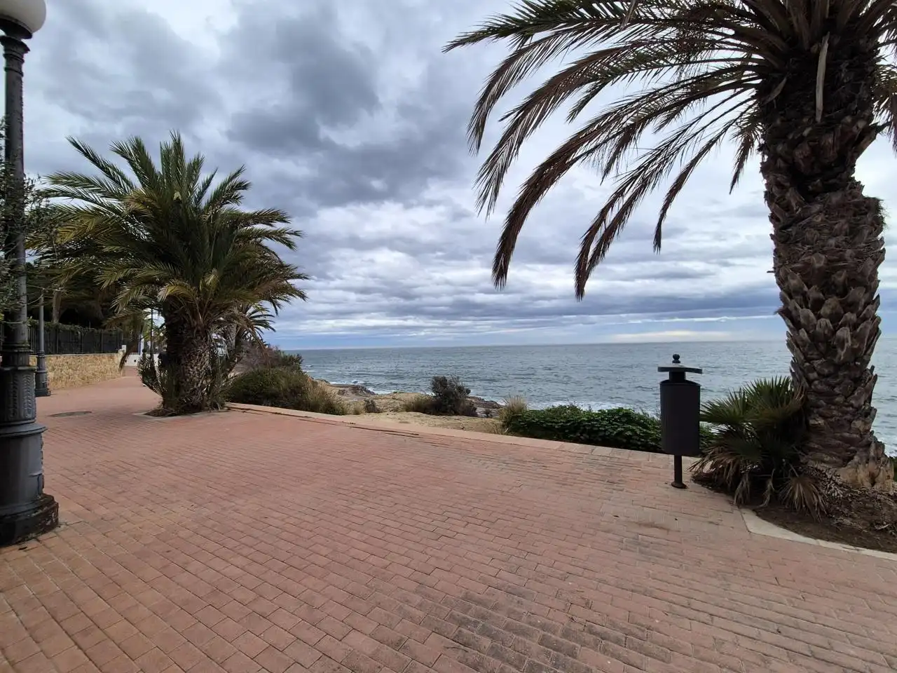 Vista exterior de Casa o xalet en venda en Alicante / Alacant amb Aire condicionat, Jardí privat i Terrassa