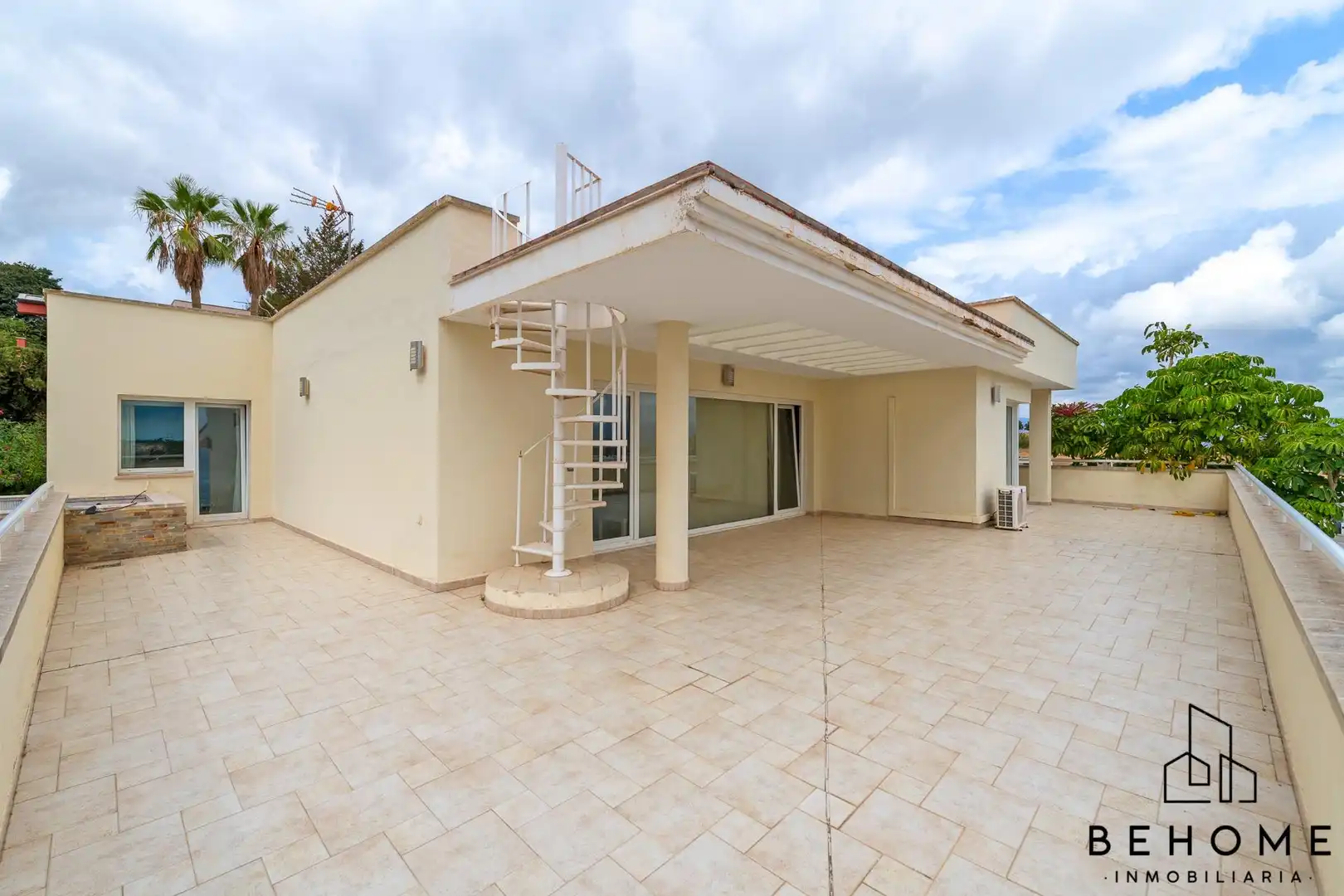 Vista exterior de Casa o xalet en venda en Alhaurín de la Torre amb Aire condicionat, Jardí privat i Terrassa