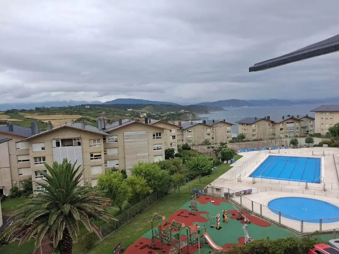 Schwimmbecken von Wohnung zur Miete in Sopela