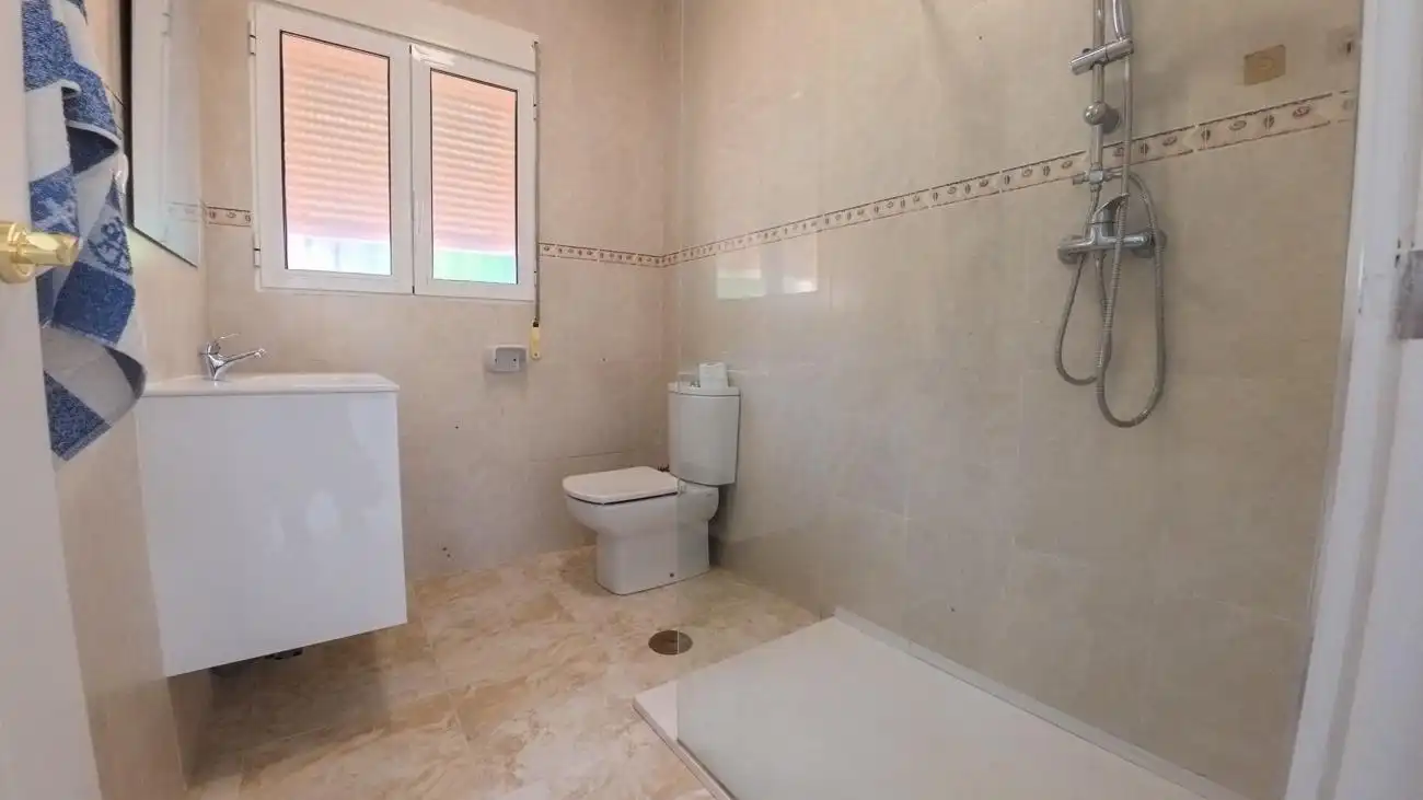 Badezimmer von Haus oder Chalet zur Miete in L'Alfàs del Pi mit Klimaanlage, Privatgarten und Abstellraum