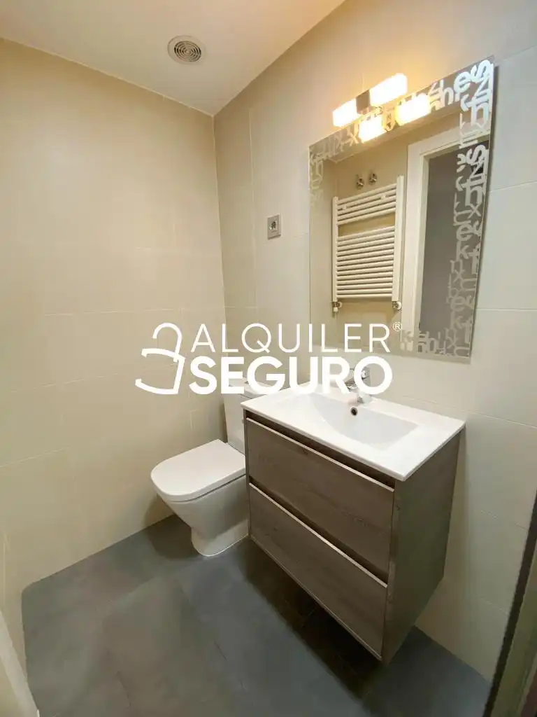 Bathroom of Flat for rent in Madrid  with Air Conditioner, Heating and Terrace