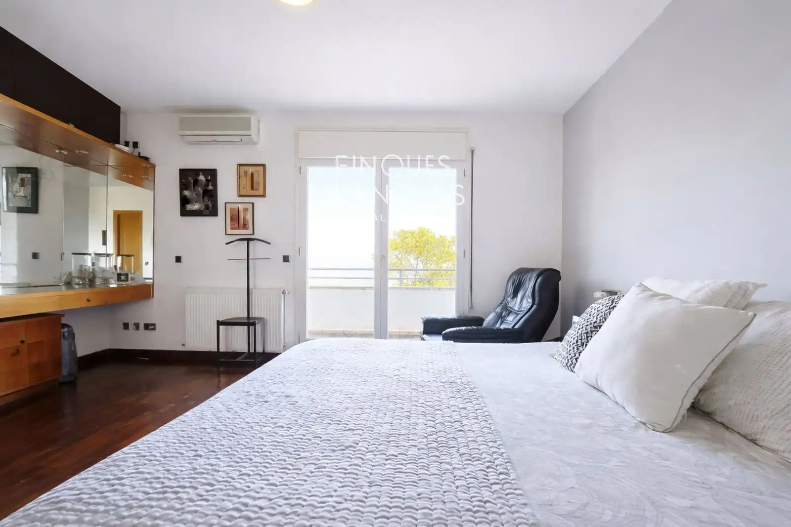 Habitación de Casa adosada en venta en Girona con Aire acondicionado, Calefacción y Jardín privado