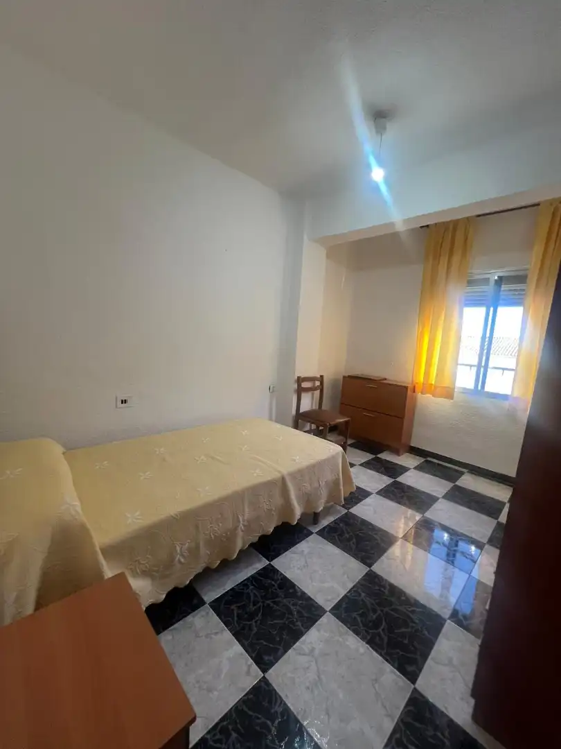 Habitación de Piso de alquiler en Granada con Amueblado y Balcón
