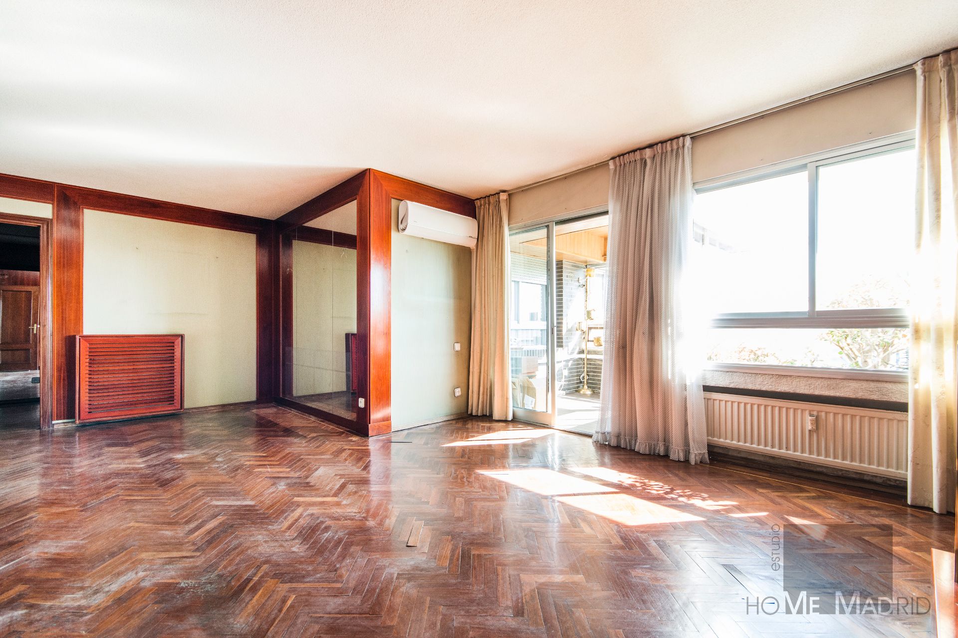 Living room of Flat for sale in  Madrid Capital  with Heating, Private garden and Parquet flooring