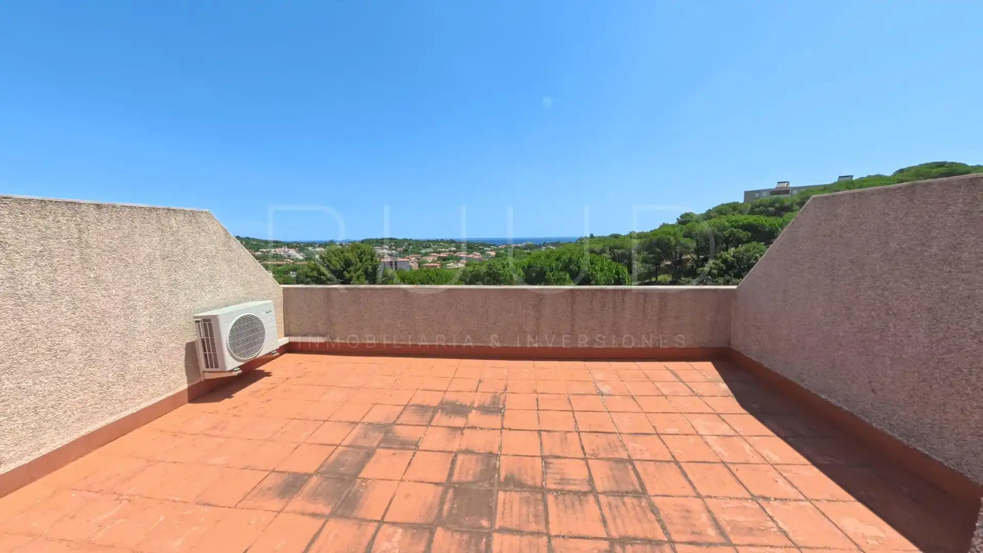 Terrasse von Einfamilien-Reihenhaus zur Miete in Sant Feliu de Guíxols mit Klimaanlage, Heizung und Privatgarten