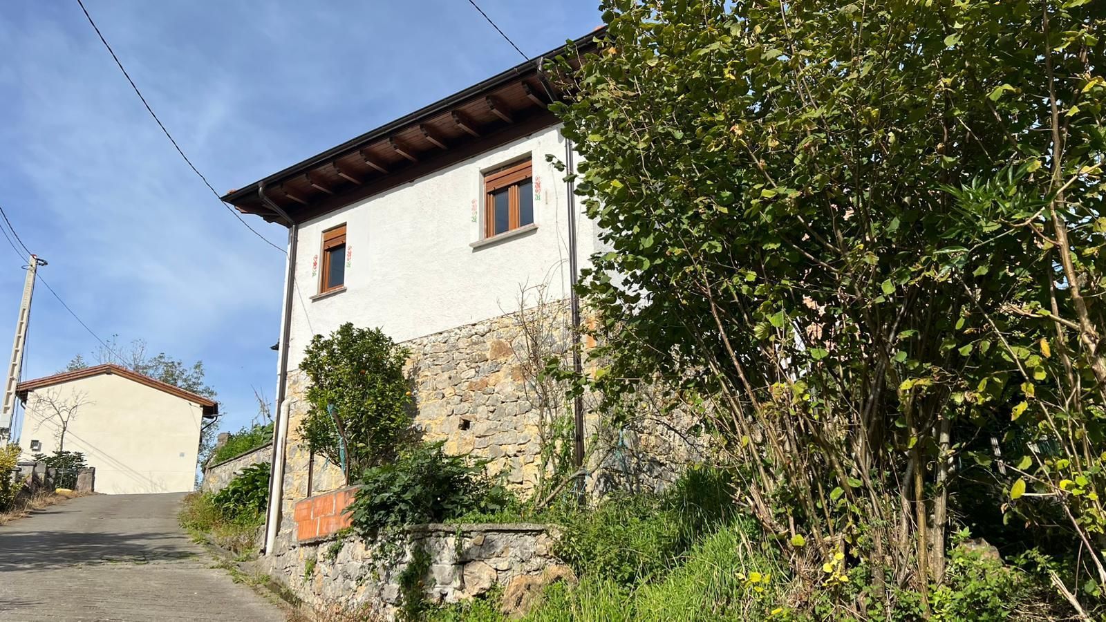 Vista exterior de Casa o xalet en venda en Cangas de Onís amb Jardí privat, Terrassa i Traster