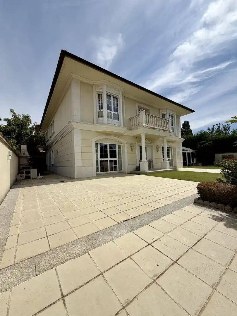 Vista exterior de Casa o xalet en venda en Garray amb Jardí privat, Parquet i Piscina