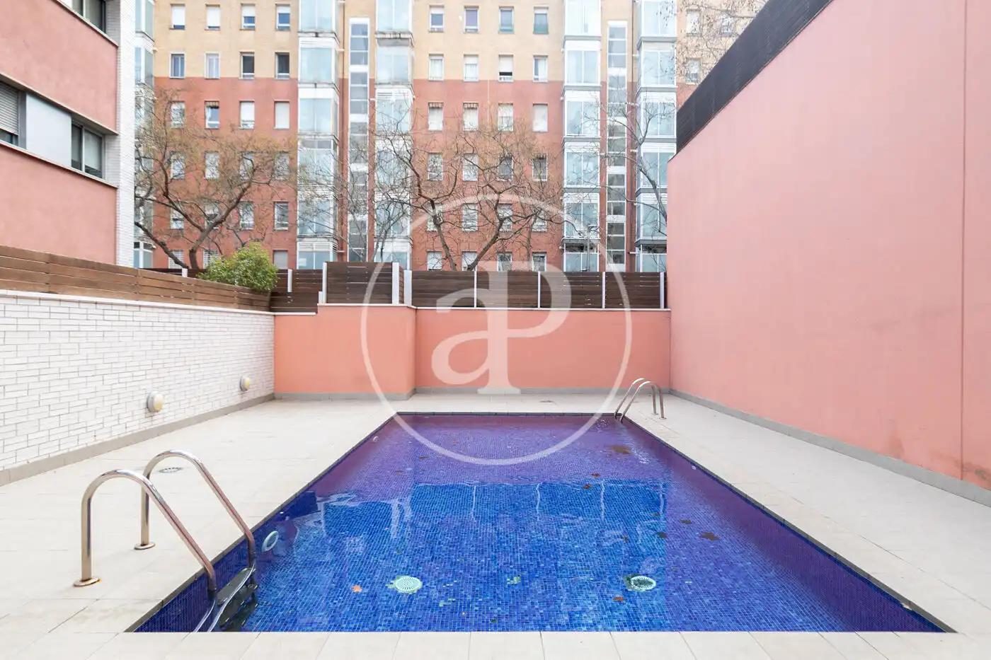 Schwimmbecken von Wohnung zum Verkauf in Barcelona mit Klimaanlage, Heizung und Privatgarten
