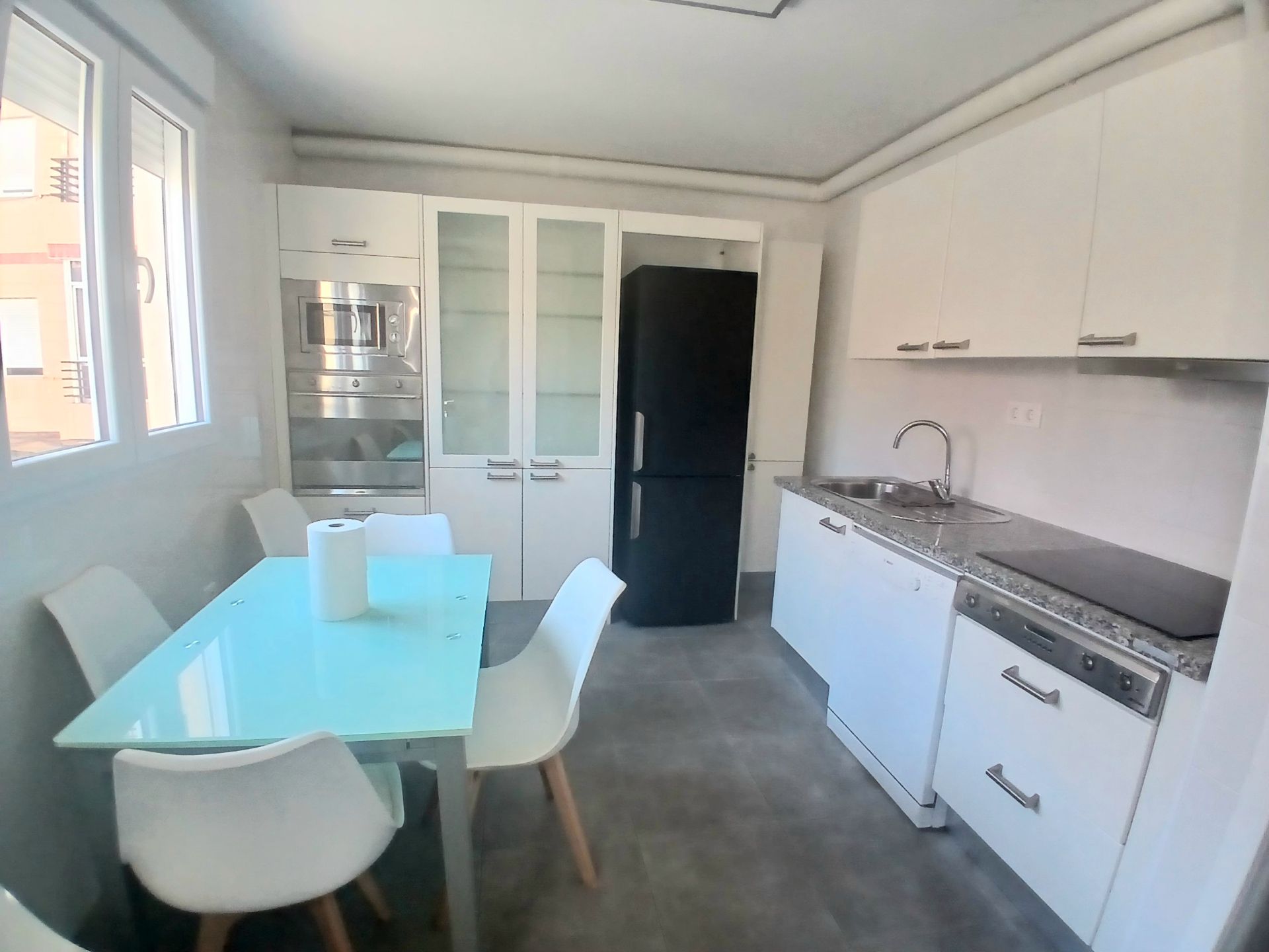 Cuina de Casa adosada per a compartir en  Almería Capital amb Traster, Moblat i Forn