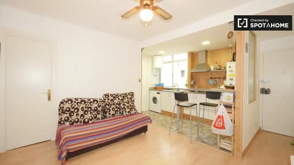 Sala de estar de Piso para compartir en L'Hospitalet de Llobregat con Aire acondicionado, Calefacción y Amueblado
