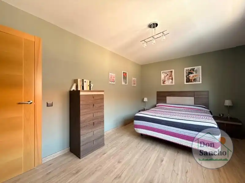 Habitación de Casa adosada en venta en Santovenia de Pisuerga con Calefacción y Terraza