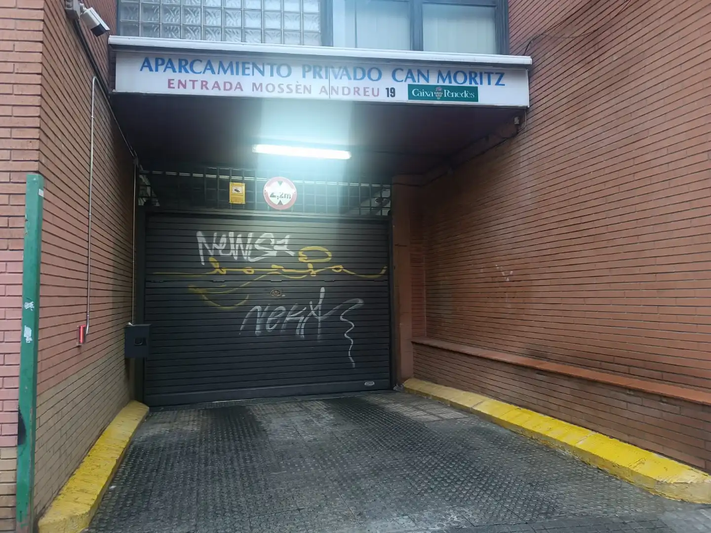 Parking de Garaje en venta en Cornellà de Llobregat con Alarma