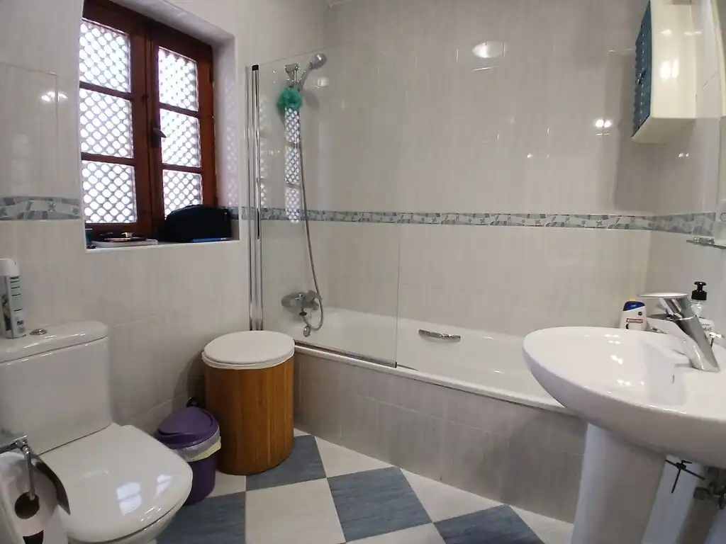 Badezimmer von Einfamilien-Reihenhaus zum Verkauf in Fuengirola mit Klimaanlage, Terrasse und Möbliert