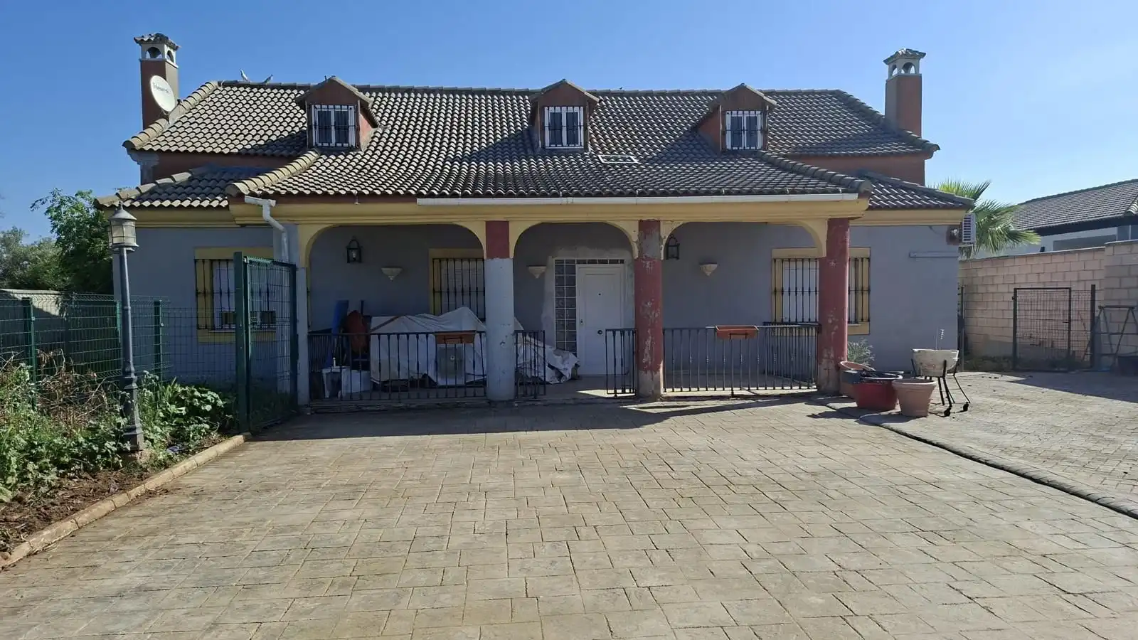 Außenansicht von Haus oder Chalet zum Verkauf in Carmona mit Privatgarten und Schwimmbad