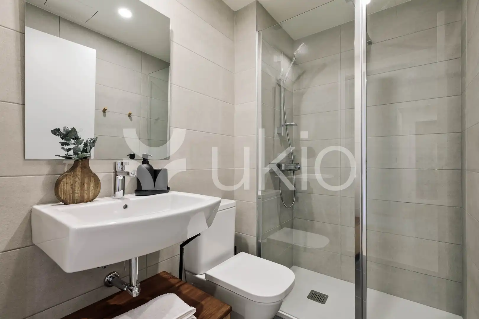 Bany de Apartament de lloguer en Barcelona amb Aire condicionat, Calefacció i Moblat