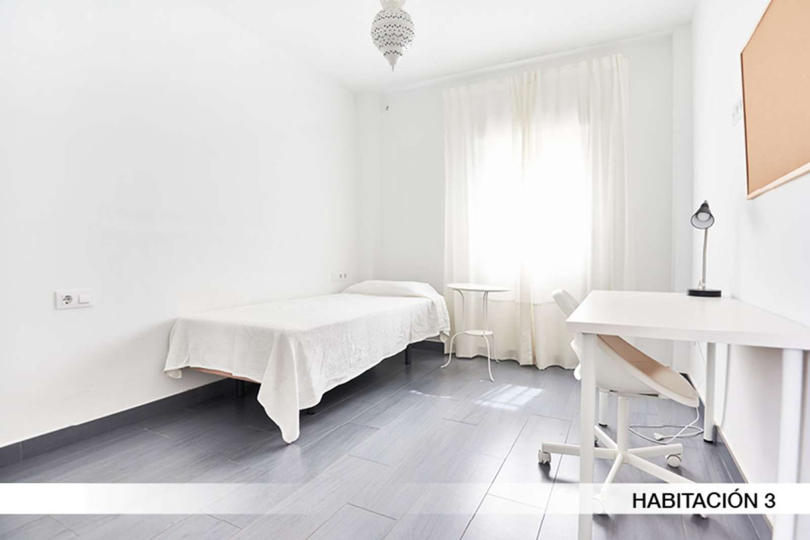 Bedroom of Flat to share in  Sevilla Capital  with Air Conditioner, Heating and Terrace
