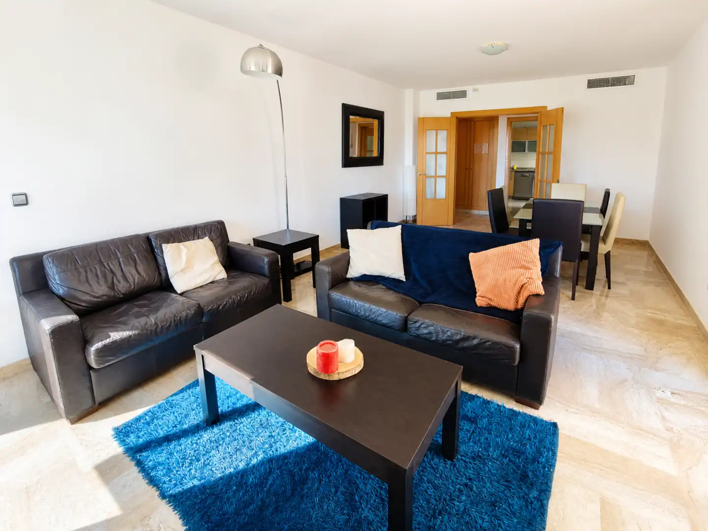 Sala d'estar de Apartament en venda en Casares amb Aire condicionat, Terrassa i Piscina