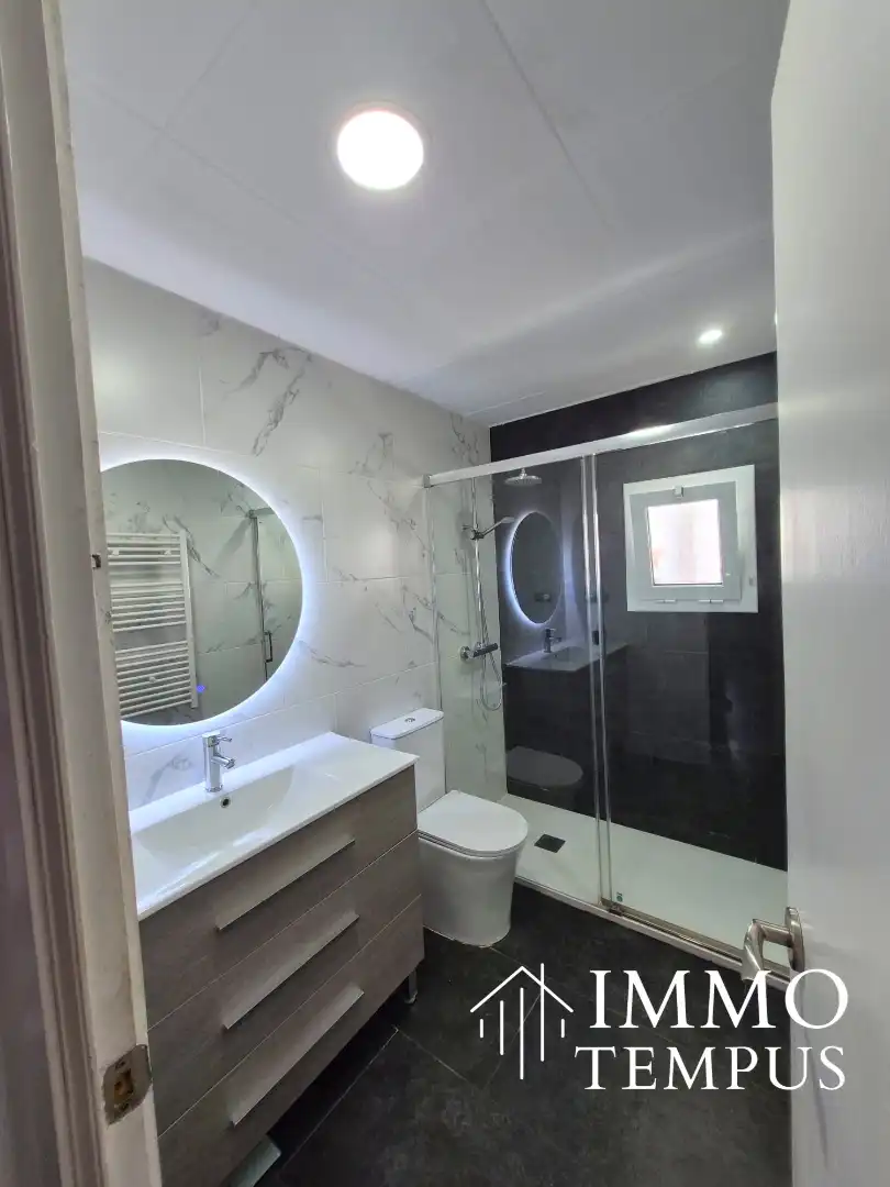 Bathroom of Flat for sale in Terrassa  with Parquet flooring, Terrace and Oven