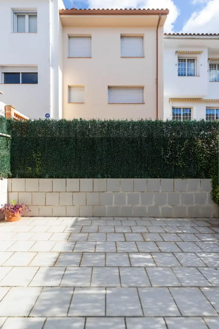 Außenansicht von Einfamilien-Reihenhaus zum Verkauf in Santa Perpètua de Mogoda mit Klimaanlage, Heizung und Abstellraum