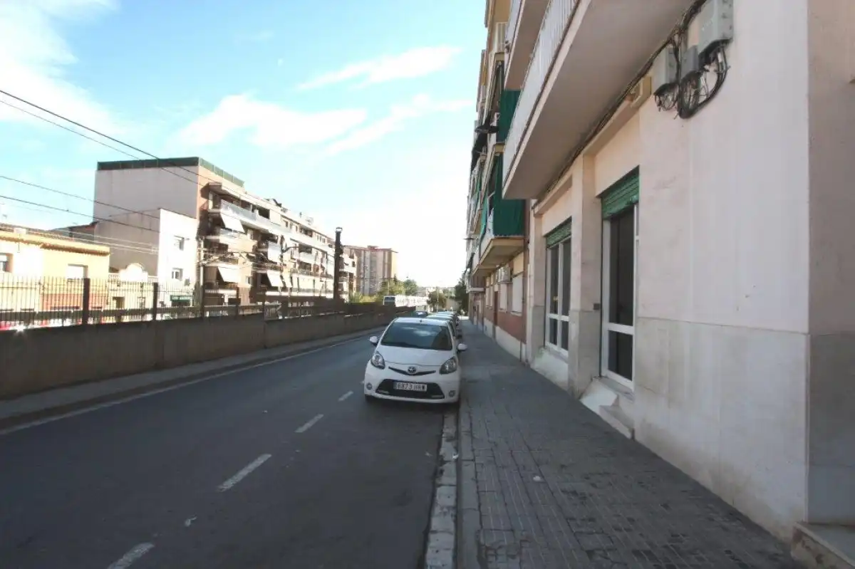 Vista exterior de Oficina en venda en Sant Vicenç Dels Horts amb Aire condicionat