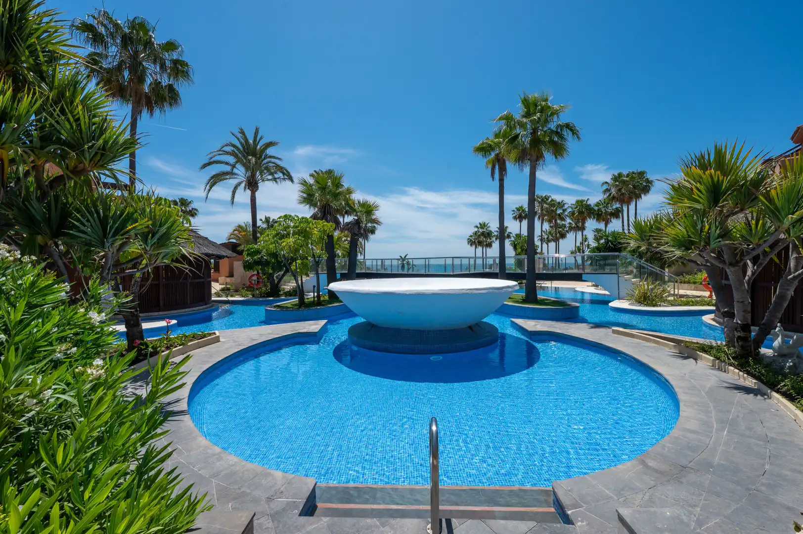 Piscina de Apartamento de alquiler en Estepona con Aire acondicionado, Terraza y Piscina