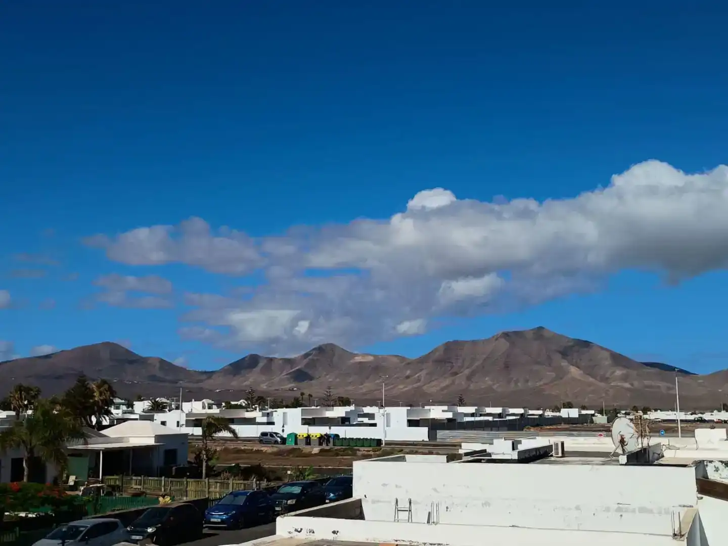 Vista exterior de Casa o xalet en venda en Yaiza amb Aire condicionat i Balcó