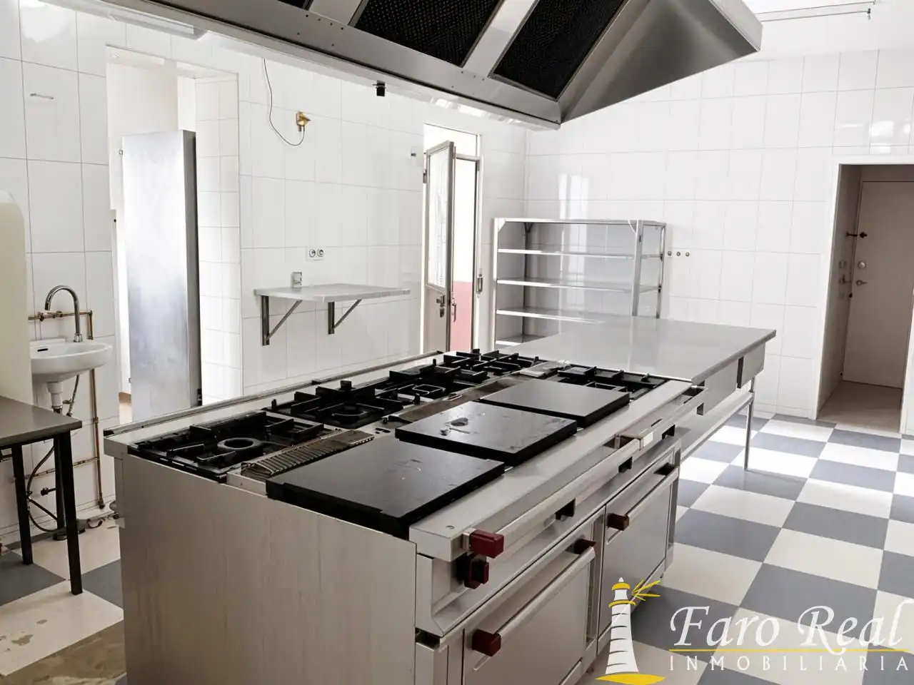 Cuina de Finca rústica en venda en Sanlúcar de Barrameda amb Aire condicionat, Jardí privat i Terrassa