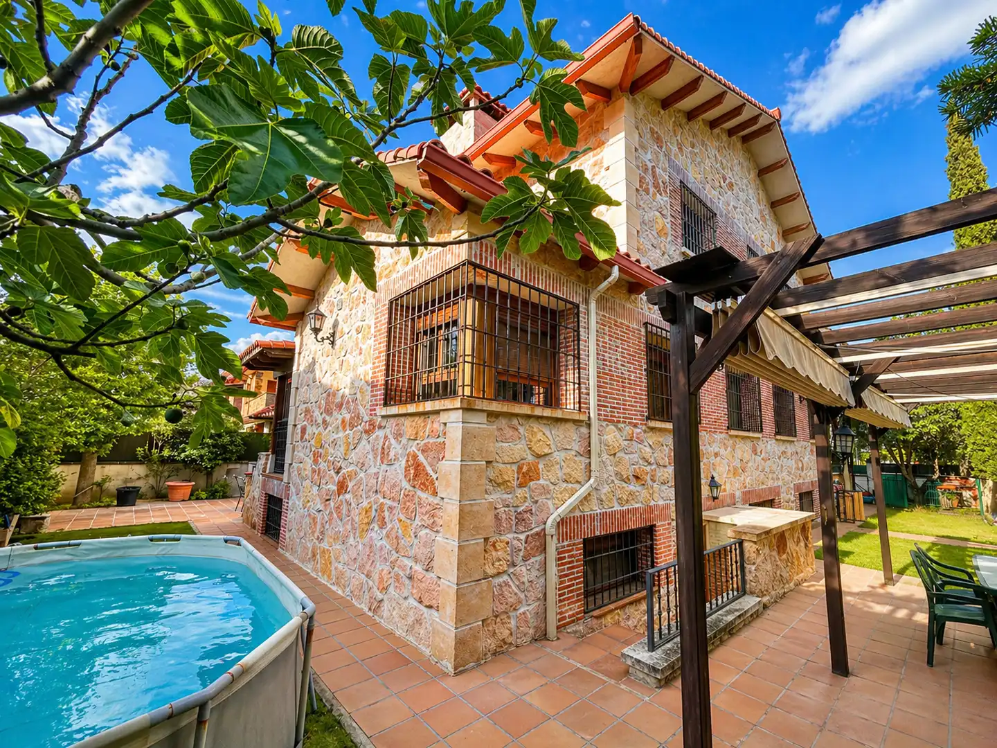 Vista exterior de Casa o xalet en venda en Guadarrama amb Calefacció, Jardí privat i Parquet