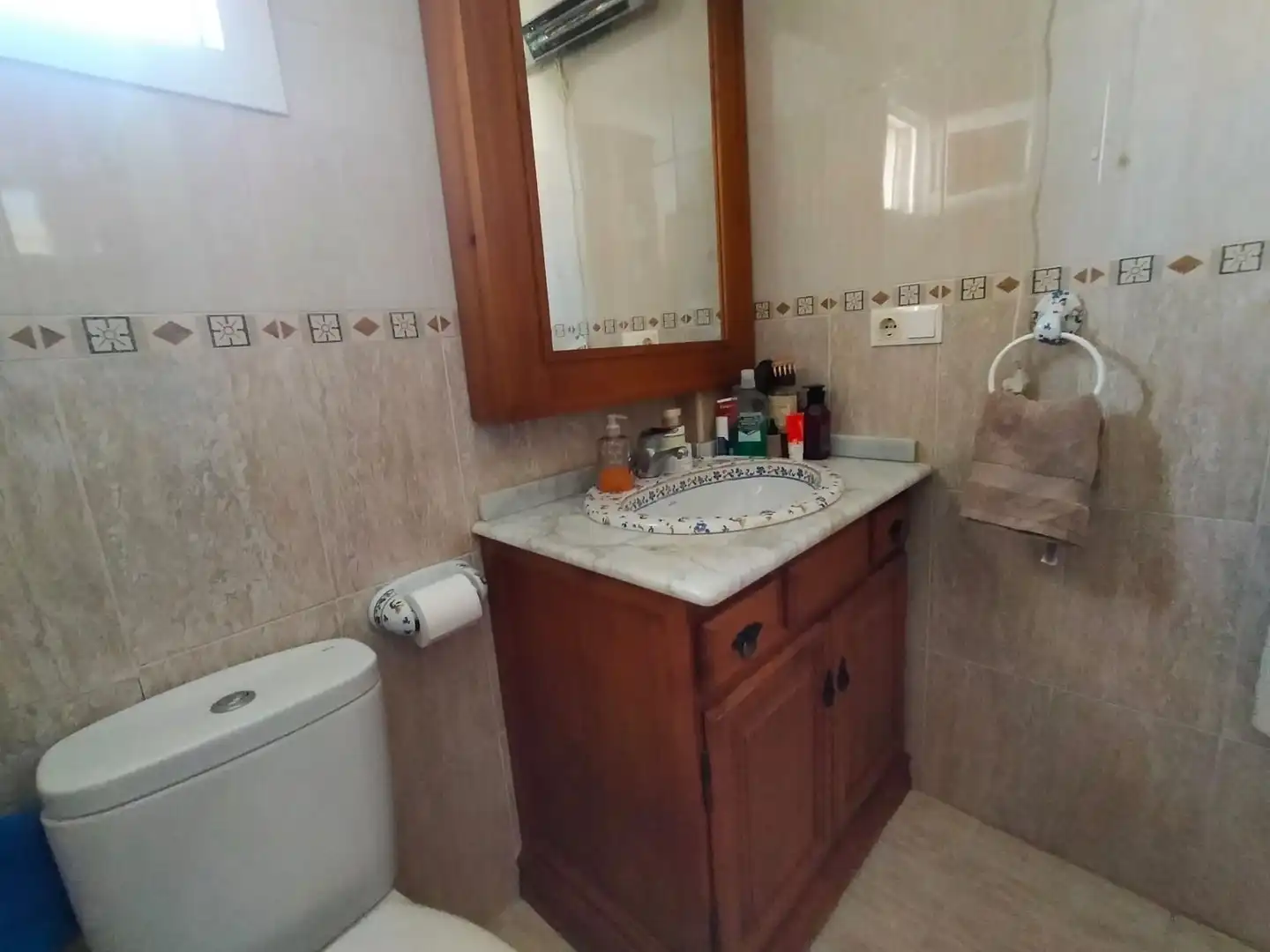 Badezimmer von Einfamilien-Reihenhaus zum Verkauf in La Línea de la Concepción mit Privatgarten