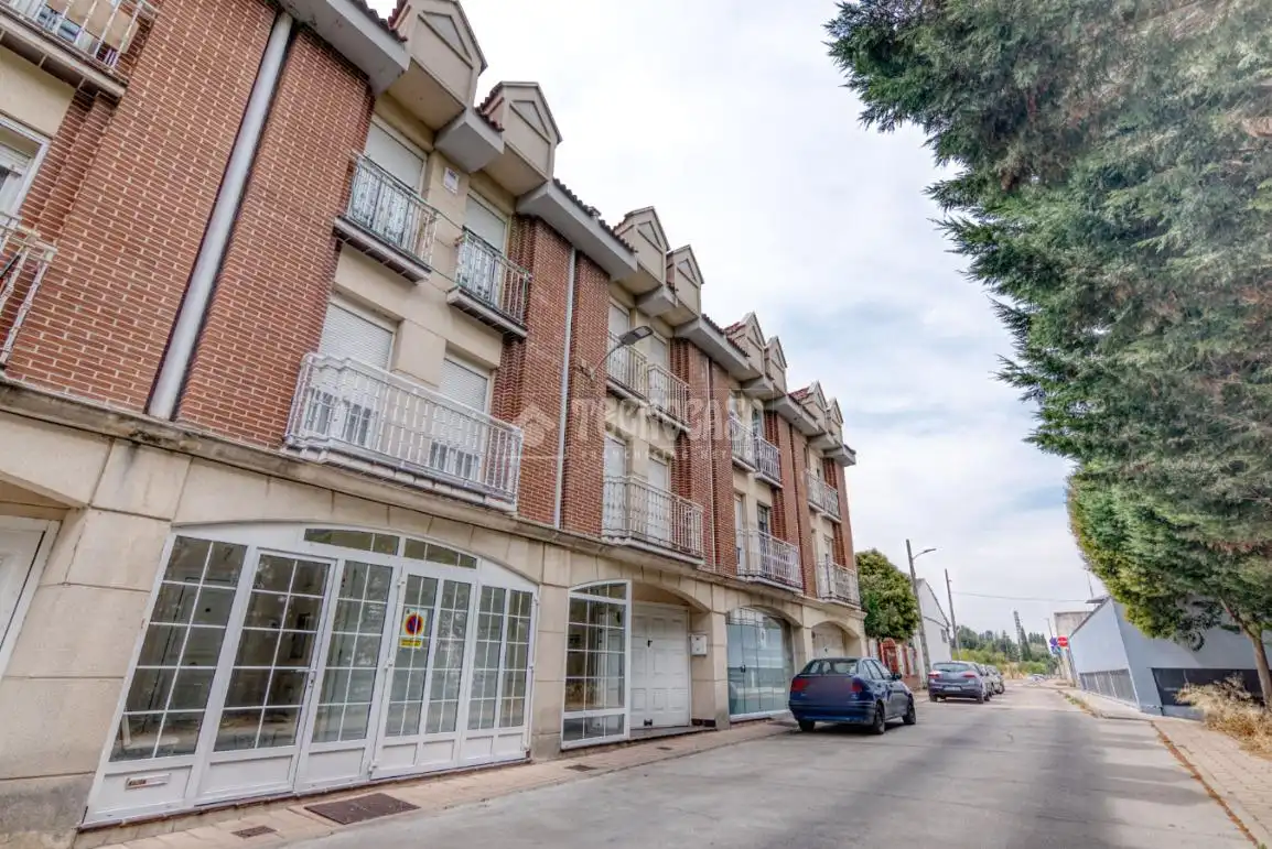 Vista exterior de Casa adosada en venta en Valladolid con Calefacción, Parquet y Balcón